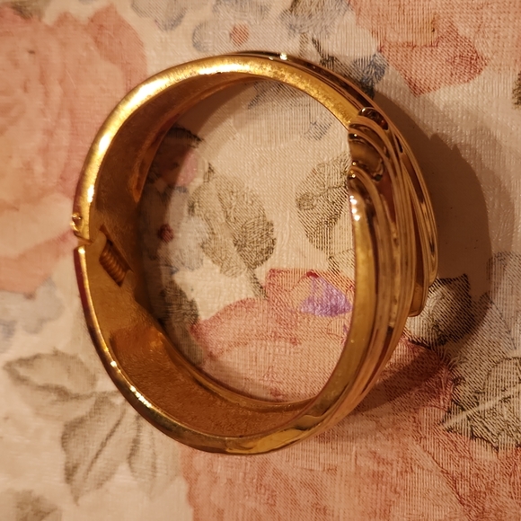 Vintage New gold toned hinged bypass cuff - Picture 3 of 5